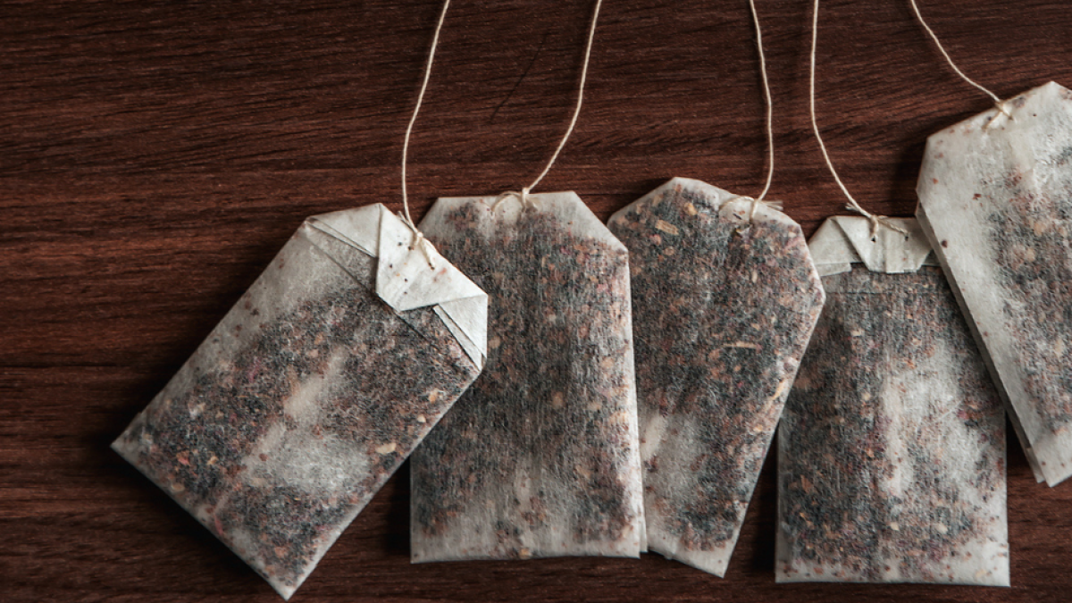 Las bolsitas de té comerciales liberan millones de microplásticos durante su uso, según estudio