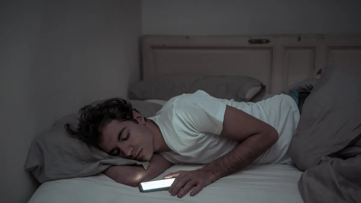 Dormir con el celular en la habitación podría aumentar el uso excesivo de pantallas en adolescentes, según estudios