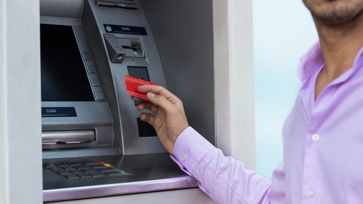 Las razones por las que nunca debería botar el recibo de la transacción al retirar dinero de un cajero automático