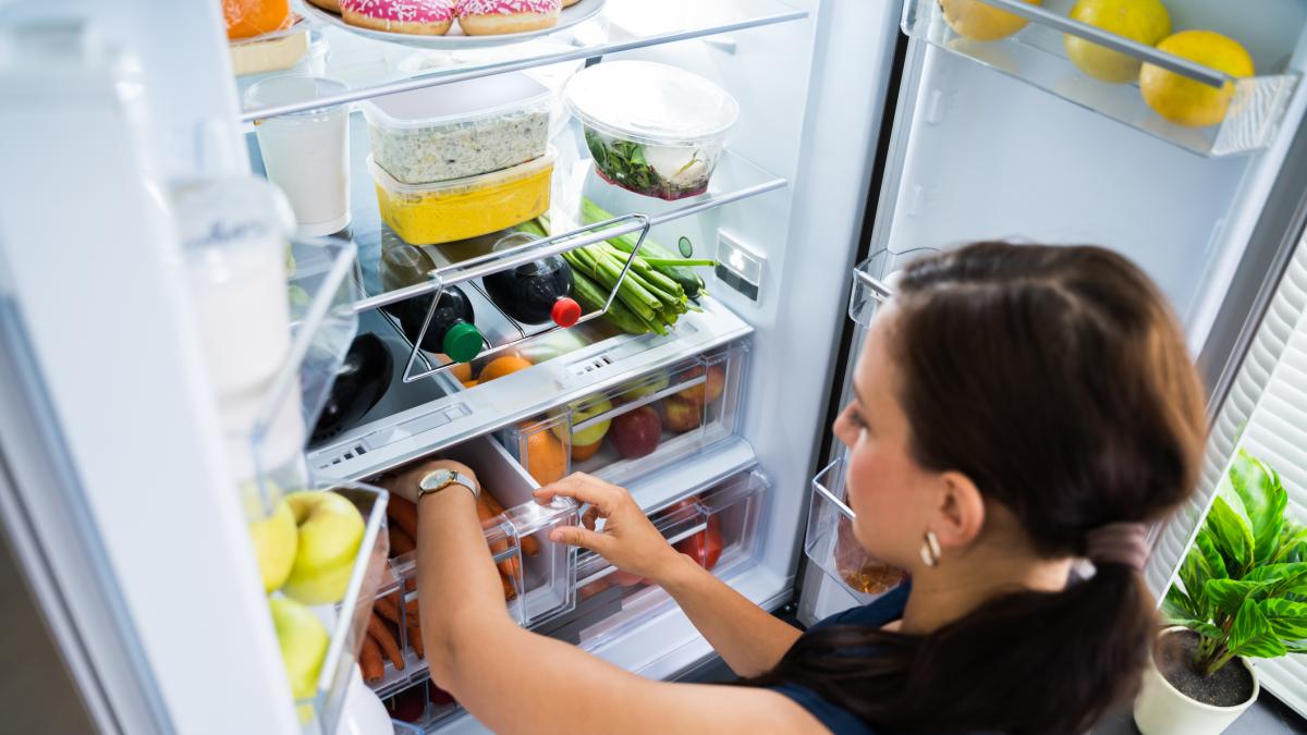 Estos son los errores más comunes al usar la nevera que dañan los alimentos sin que lo note: expertos explican cómo evitarlos
