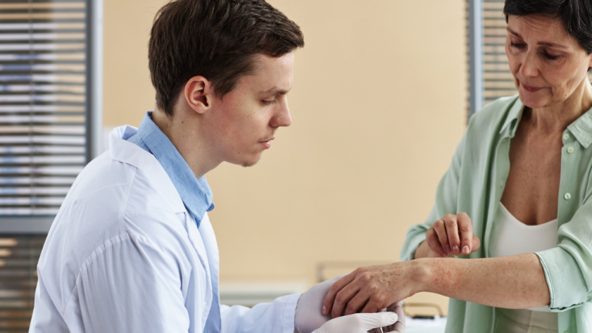 Expertos de Harvard explican la relación entre la menopausia, el dolor articular, artritis y síndrome musculoesquelético con la edad