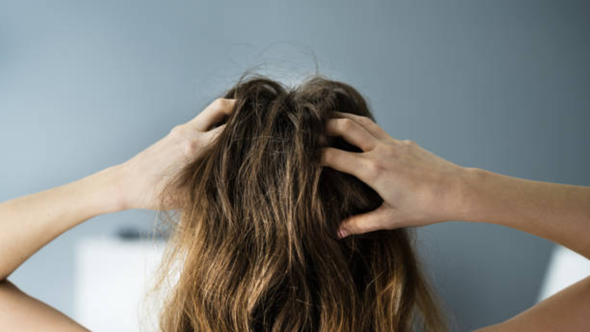 ¿Qué significa tocarse el pelo mientras habla con alguien, según la psicología?