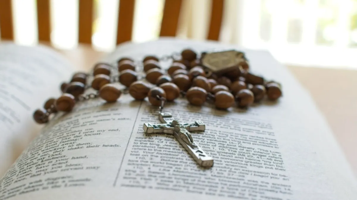 Ateos de Bogotá buscarán tumbar el proyecto del Día Nacional de la Biblia: ¿cuál será el debate jurídico?