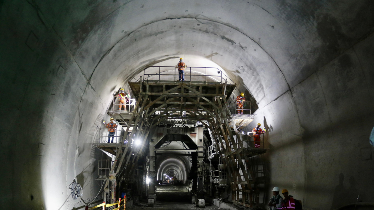 ¿Túnel sin luz? polémica por los equipos electromecánicos 'enguacalados' que frenan el sueño de Antioquia de tener listo el Túnel del Toyo en 2026