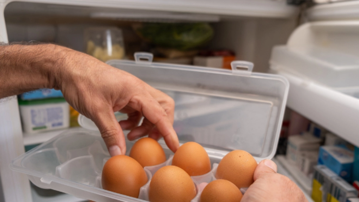 ¿Cuál es el sitio correcto para guardar los huevos en la nevera? Evite ponerlos en la puerta