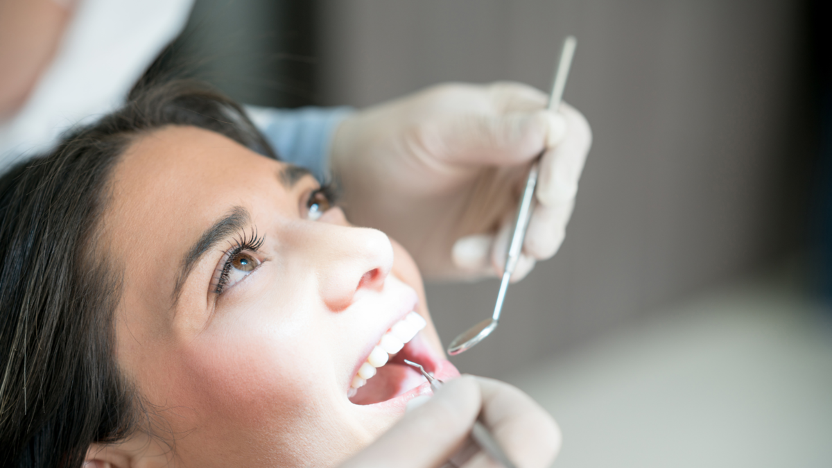 Descubren la bacteria más destructiva para las encías de los colombianos: está presente bajo las encías y lidera la destrucción del tejido dental