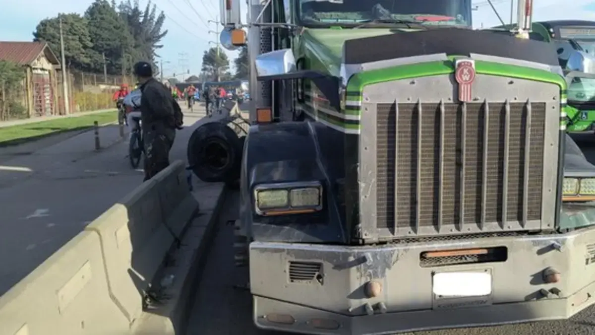 Movilidad Bogotá hoy 3 de septiembre: congestión vehicular tras tractocamión varado en la calle 13; TransMilenio presenta demoras en los servicios