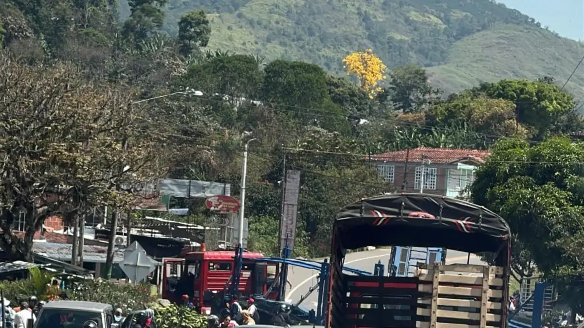 Video: Hombres armados instalan retén ilegal en la Vía Panamericana a plena luz del día, habría una persona secuestrada