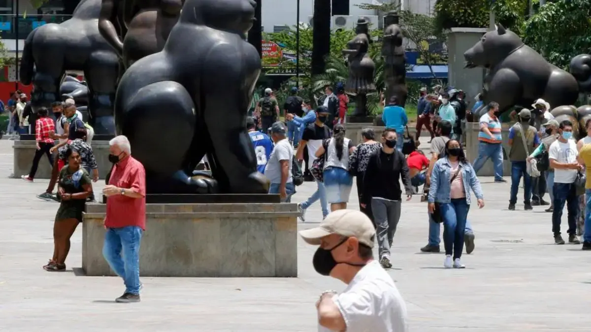 La rumba, las deudas y hasta el pago de Netflix: así impactaría la reforma tributaria del Gobierno Petro el bolsillo de las familias en Medellín