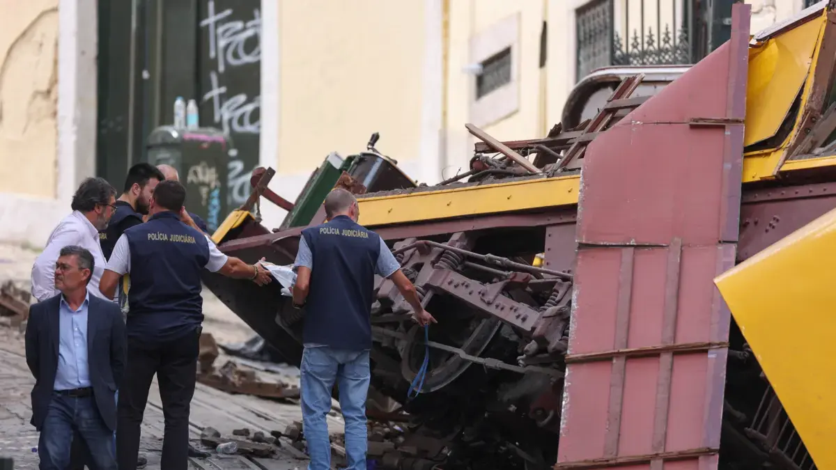 Autoridades de Portugal trabajan para retirar los restos del funicular de Glória, en Lisboa, que dejó 16 fallecidos y 23 heridos en trágico accidente