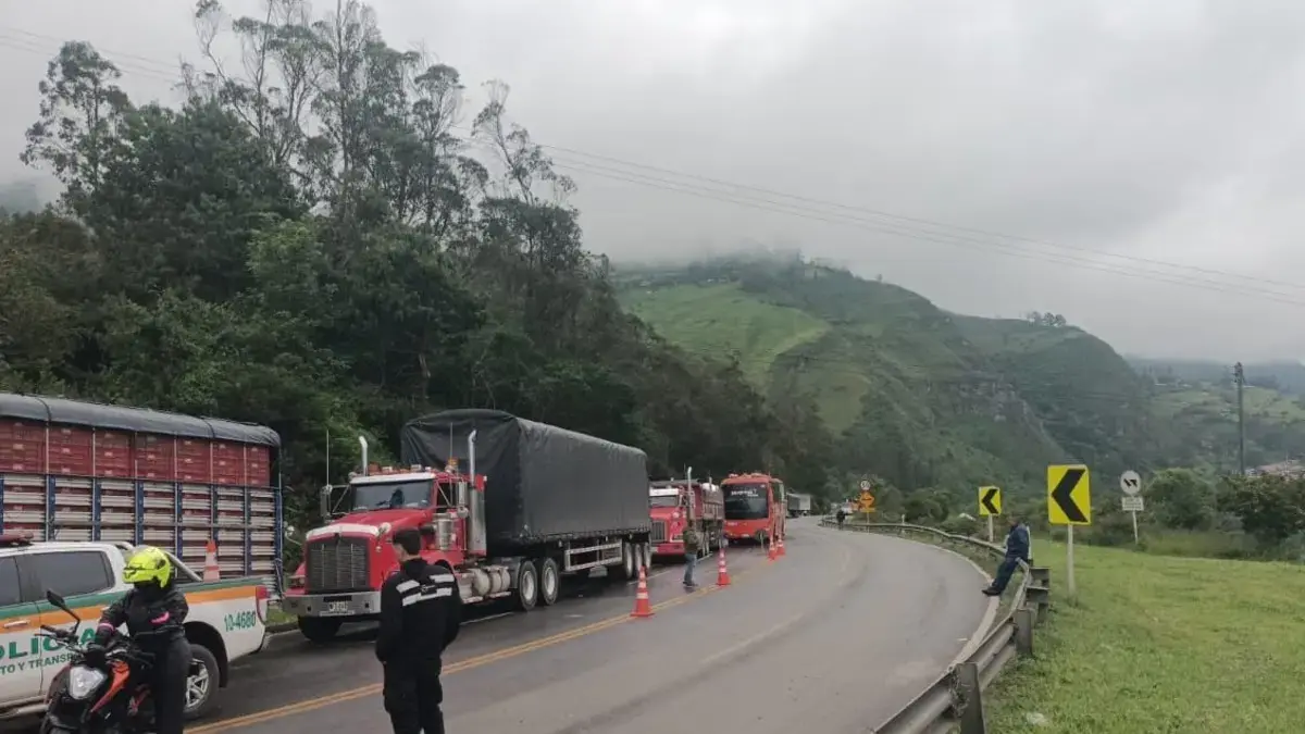 Vía al Llano continuará cerrada hasta que se supere deslizamiento, ¿de cuántos días están hablando?