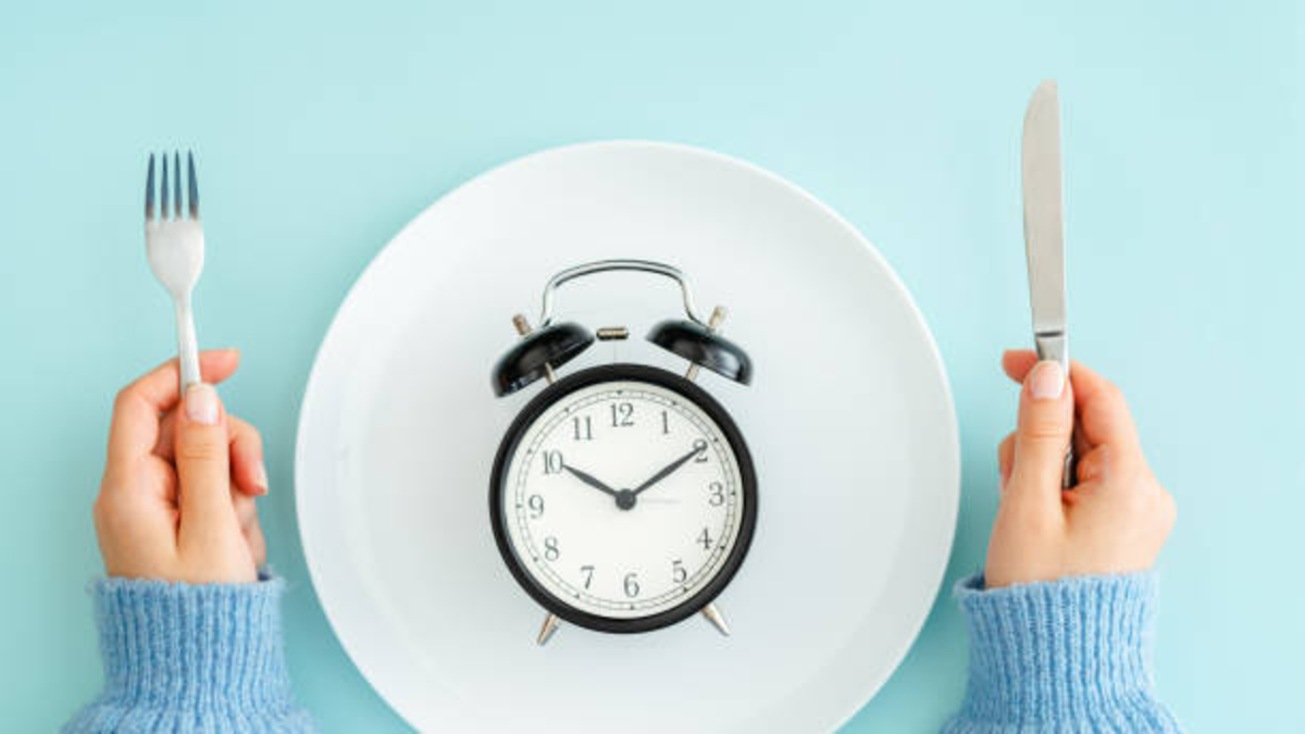 Los alimentos ideales para romper el ayuno intermitente, según experto en longevidad
