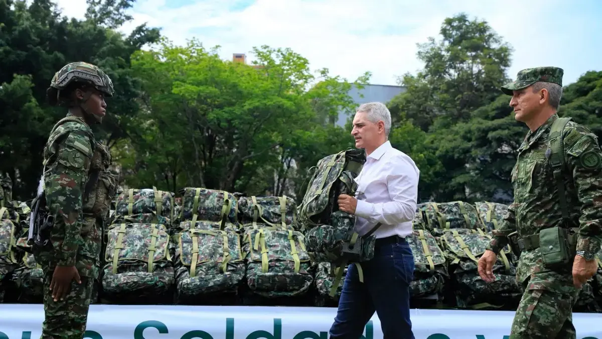 Drones asediaron helicóptero donde iba gobernador de Antioquia, Andrés Julián Rendón: tuvo que volar bajo para evitarlos