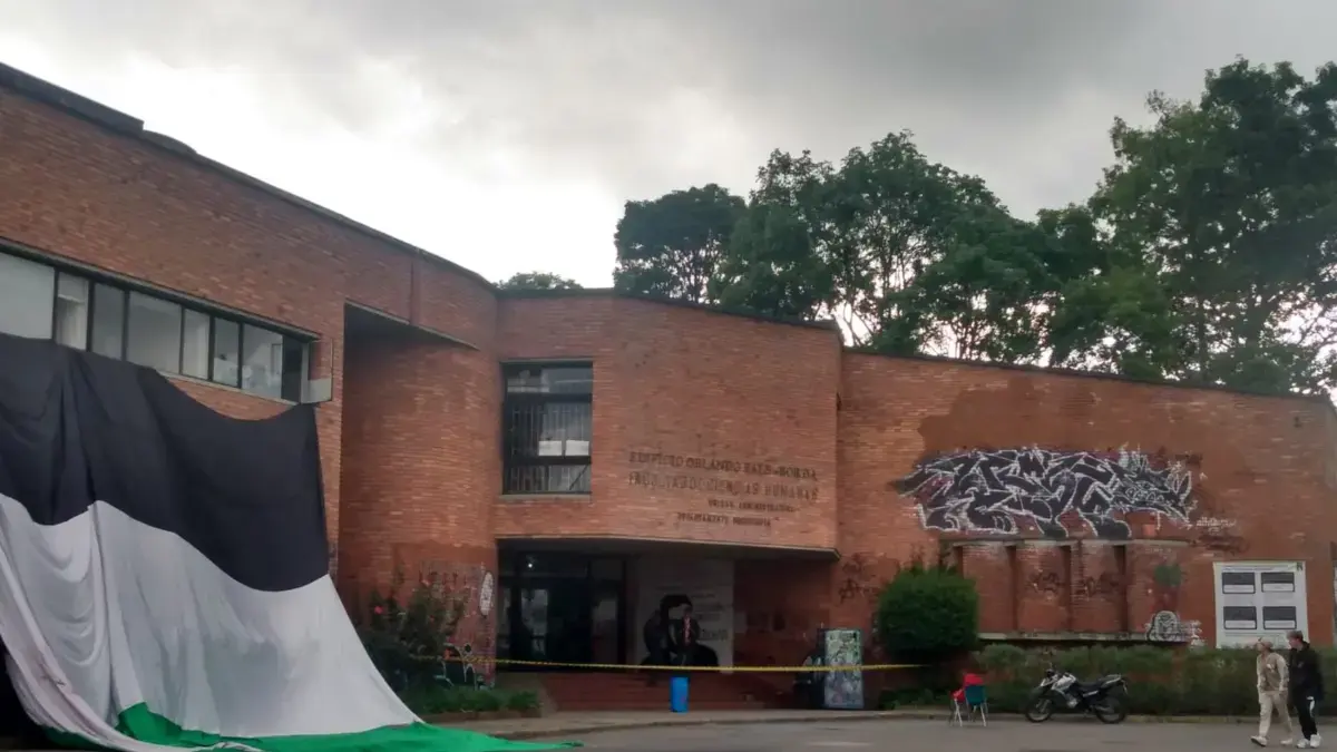 Graves quemaduras y pérdida de dedos marcan a hombre de 36 años tras explosión en la Universidad Nacional, esto es lo que se sabe de grave incursión