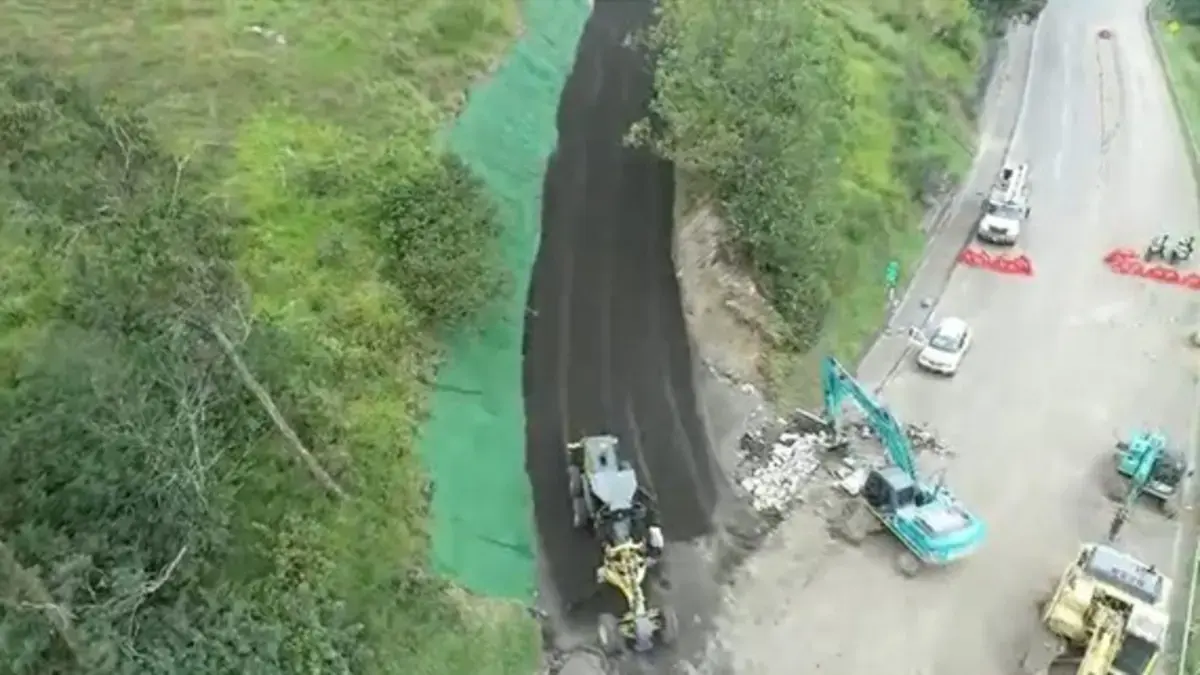 Inician trabajos de pavimentación en la vía antigua al Llano para su reapertura este lunes: este es el plan de contingencia en tres fases