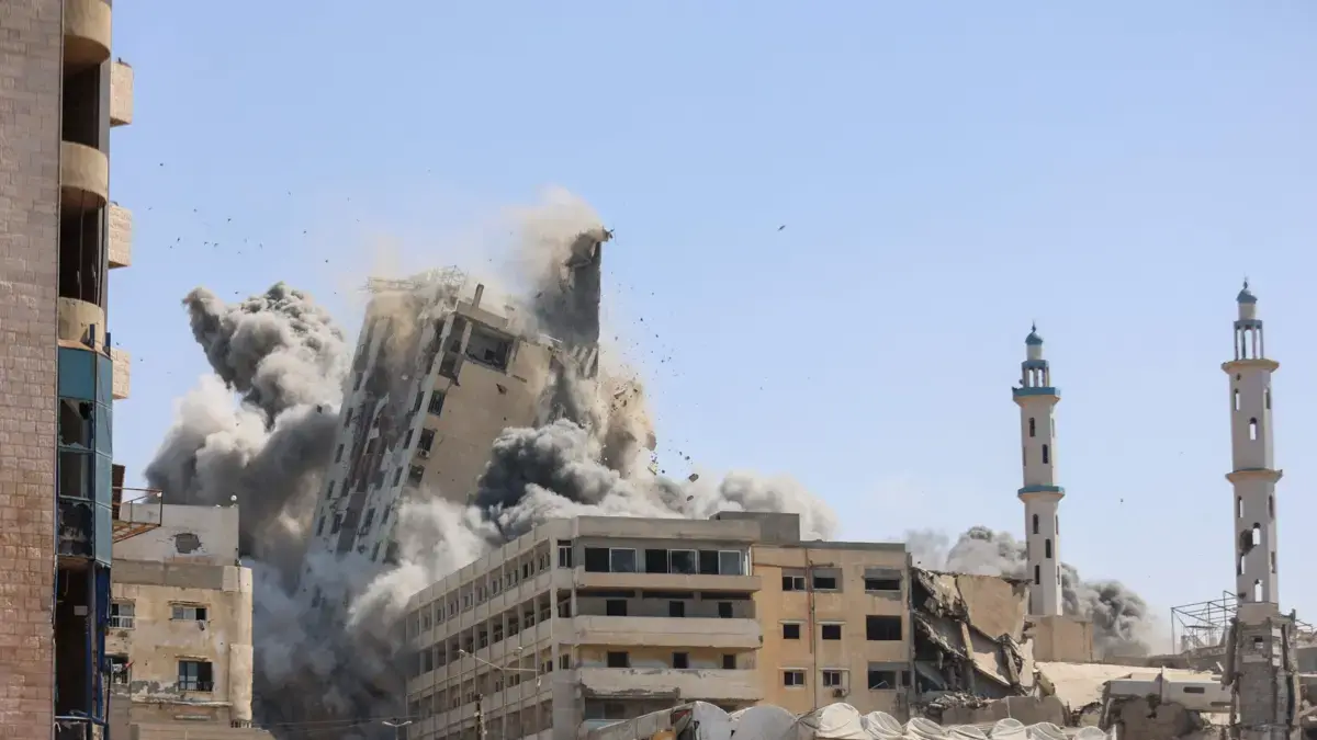 Israel bombardea el edificio más alto de la Franja de Gaza: una torre de 18 pisos y 60 apartamentos, así se registró en video