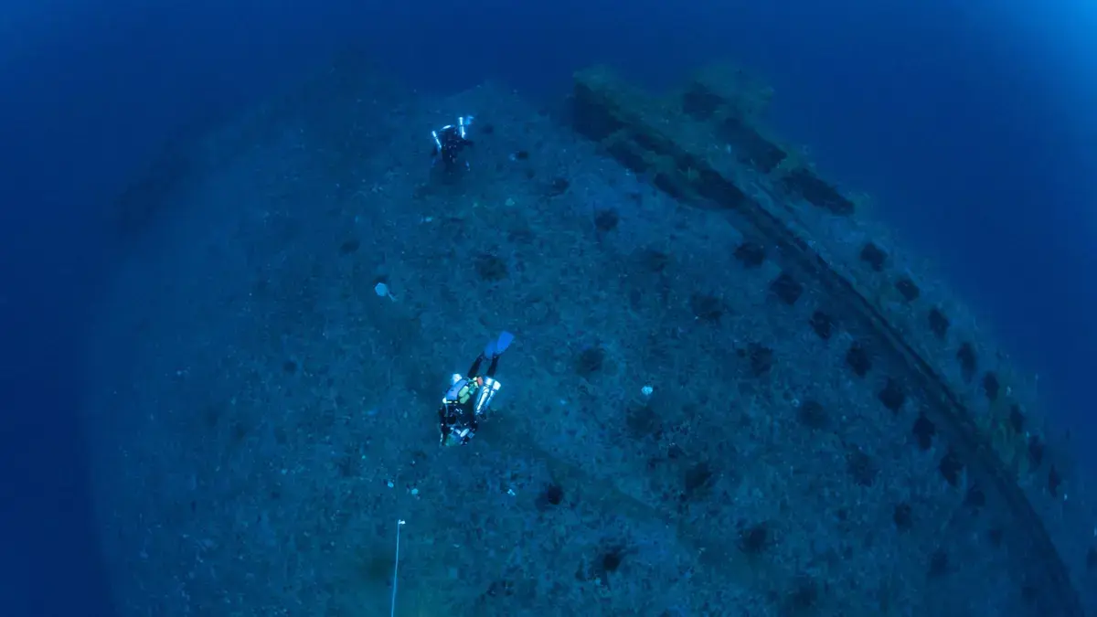 Hallan campana, lámparas y binoculares del 'Britannic', el barco gemelo del Titanic hundido hace más de un siglo