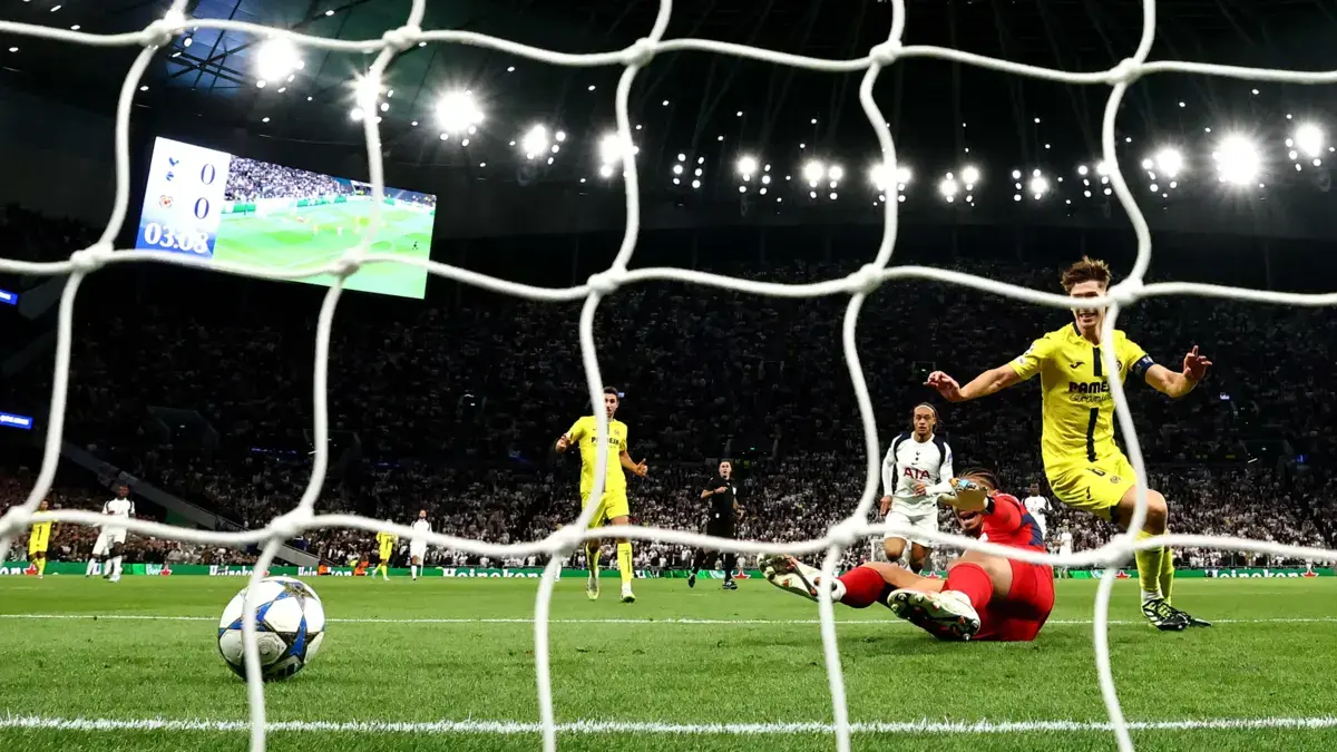 Insólito error del arquero del Villarreal en Champions League: autogol le da la vuelta al mundo; video