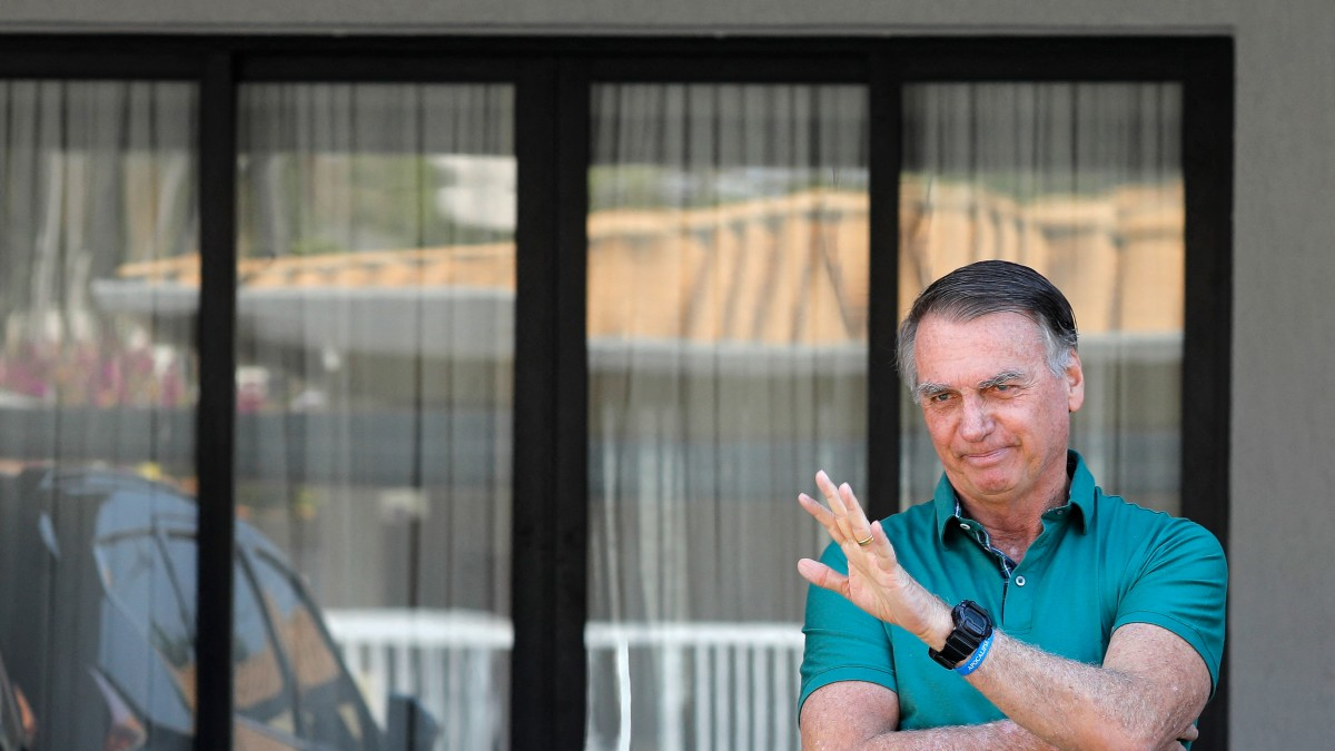 El recién condenado expresidente de Brasil Jair Bolsonaro permanece hospitalizado en Brasilia por anemia y problemas renales