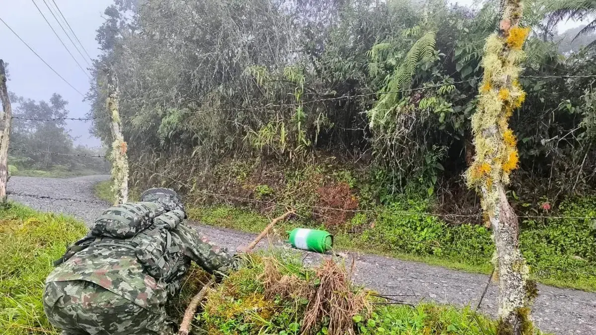 Desactivan otro artefacto explosivo en vía de Antioquia: en menos de un mes yan han instalado al menos tres cilindros bomba en esa zona
