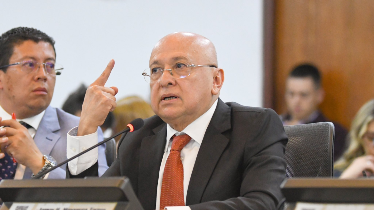 Procuraduría abrirá investigación al ministro Eduardo Montealegre por presunta participación indebida en política