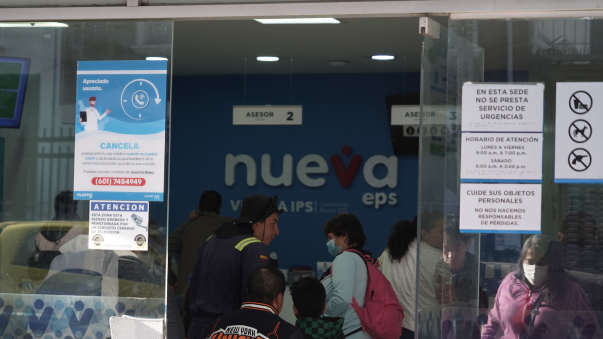 Atención: al menos 2,3 millones de colombianos tendrían que cambiar de EPS en los próximos seis meses; Gobierno decidirá qué aseguradora los atiende