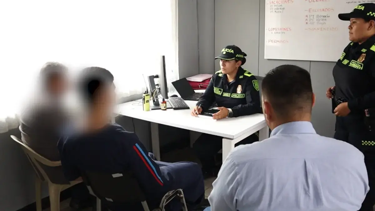 Cali | Menor que atacó de manera violenta con una piedra a un bus del sistema MIO se entregó a las autoridades: fue llevado por su propio padre