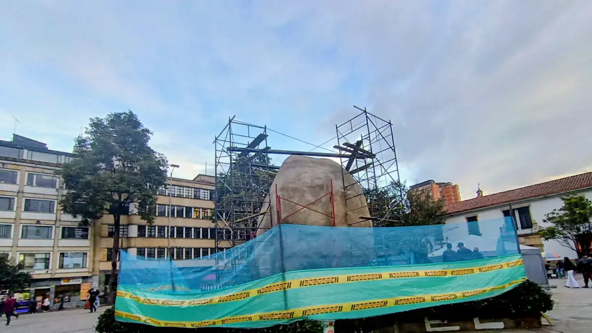 El enigma que rodea la monumental roca instalada en el pedestal de donde fue derribada la estatua de Gonzalo Jiménez de Quesada, por indígenas Misak