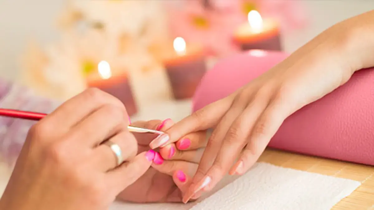 Prohíben varias marcas de esmaltes en Costa Rica: autoridades advierten riesgo para la salud y sanciones por su uso tras detectar químicos tóxicos