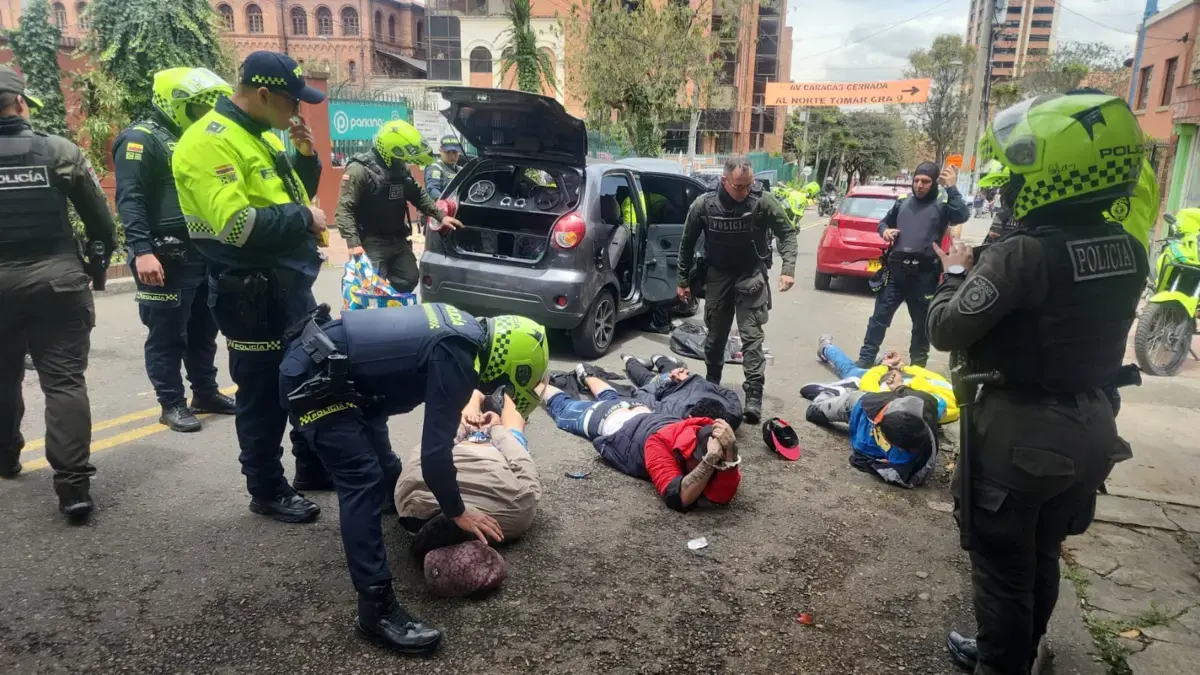 Capturados en flagrancia atracadores de droguerías y supermercados: hacía un mes ya habían robado en el norte de Bogotá