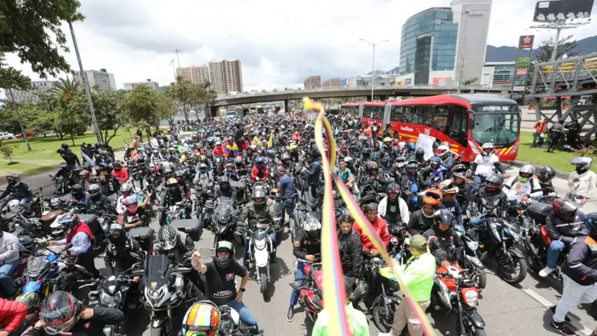 Así se mueve el gremio de moteros que protestó y bloqueó varias vías en Bogotá: coordinan hostigamientos y agresiones