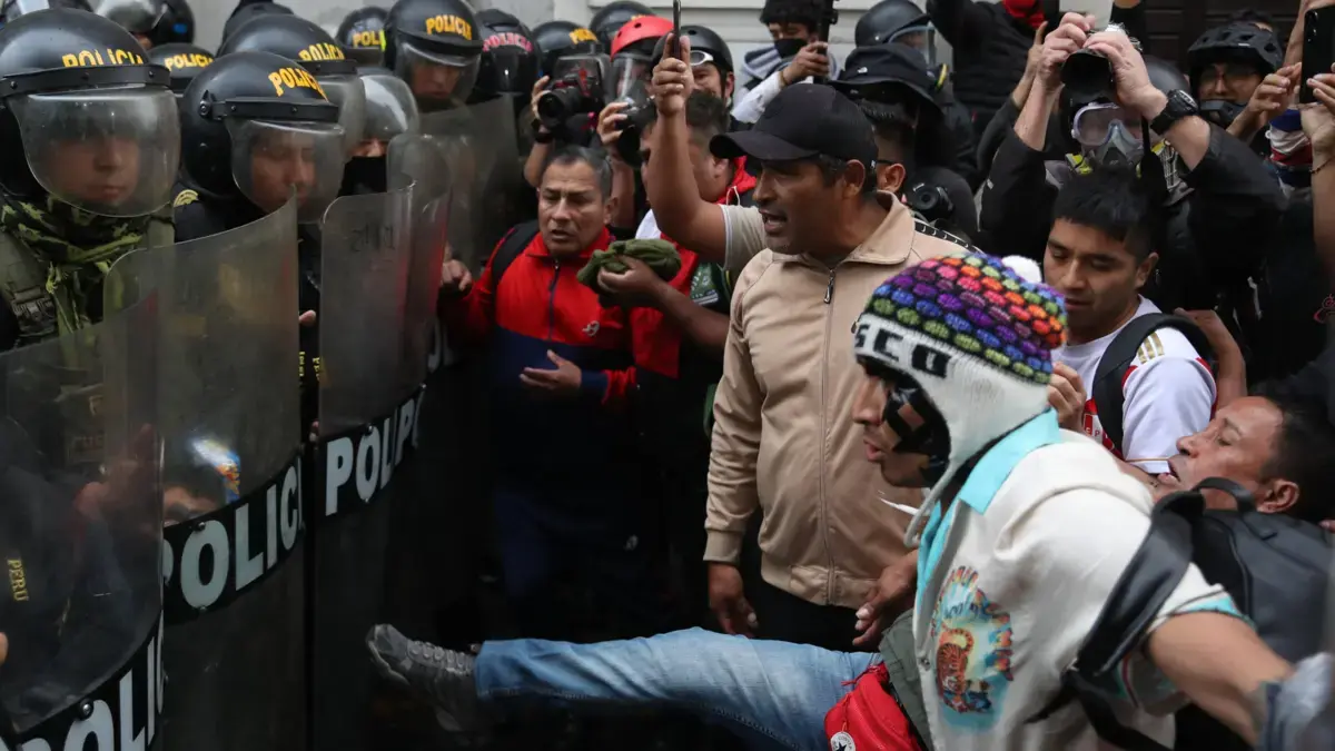 Marcha de la Generación Z en Lima contra el gobierno de Dina Boluarte y Congreso termina con disturbios, heridos y un detenido tras represión policial