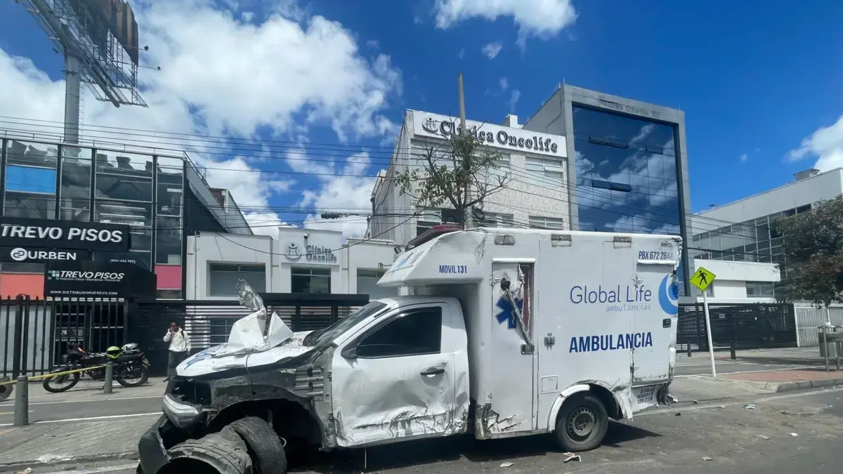 Grave accidente entre ambulancia y tractocamión en la calle 100 con autopista Norte en Bogotá