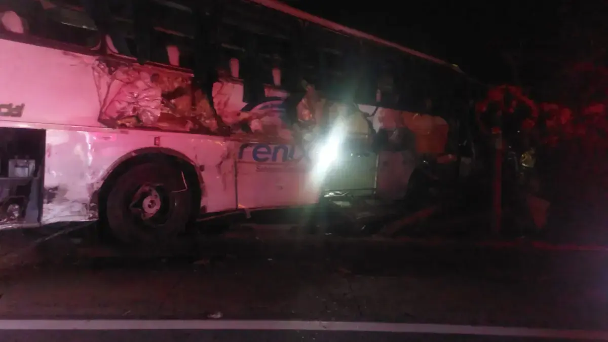 Bus con 40 personas se sufrió aparatoso siniestro vial en la vía Medellín-Costa Atlántica: hay una persona muerta y 10 heridas