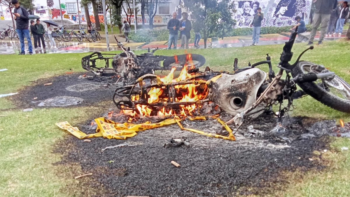 Enfrentamiento entre jóvenes y vigilancia: así explica la Universidad Nacional la quema de dos motos en su sede de Bogotá