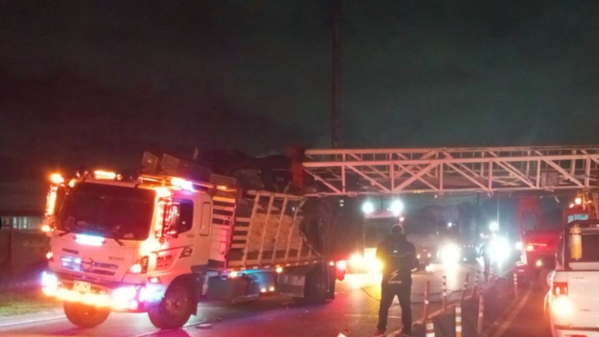 Los videos del fuerte accidente en la vía Siberia-Funza que colapsó la movilidad en la calle 80 en Bogotá: grúa de construcción cayó encima de camión