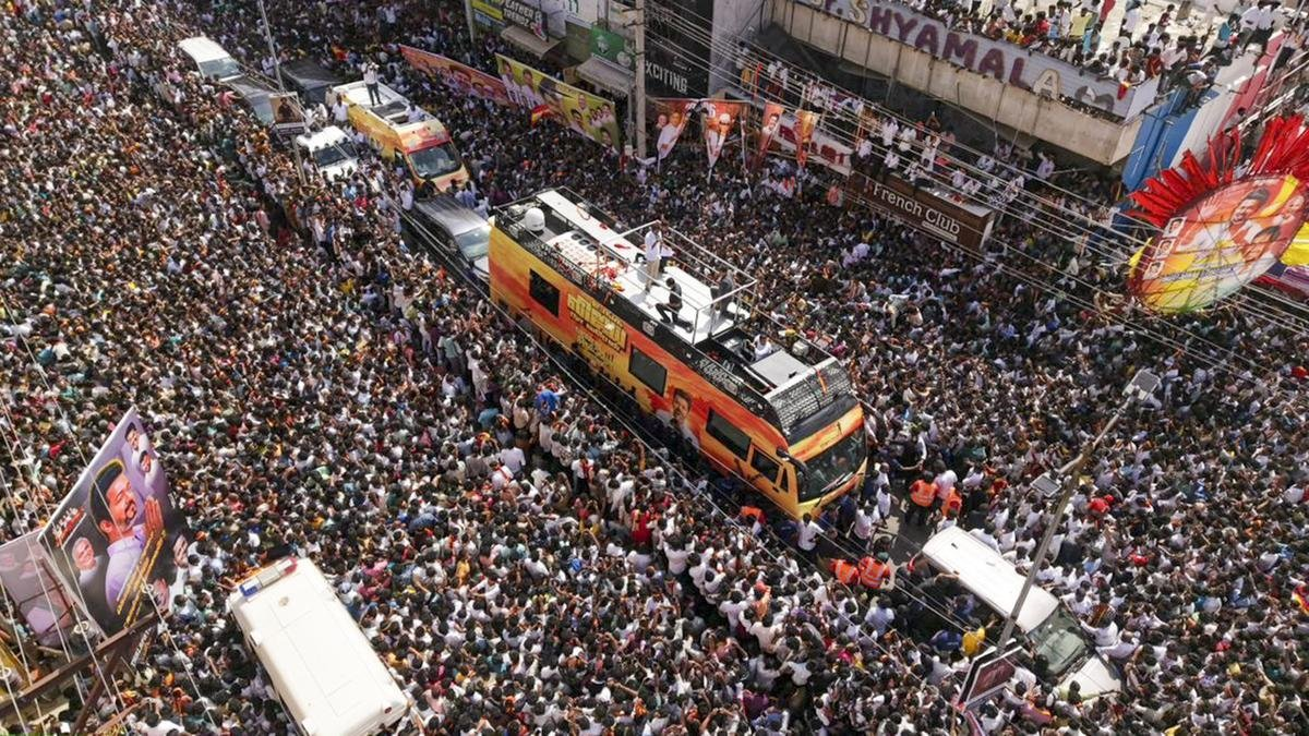 Fotos | Masivo acto político en India termina en tragedia: estampida de personas deja al menos 36 muertos, entre ellos 8 niños, y más de 55 heridos