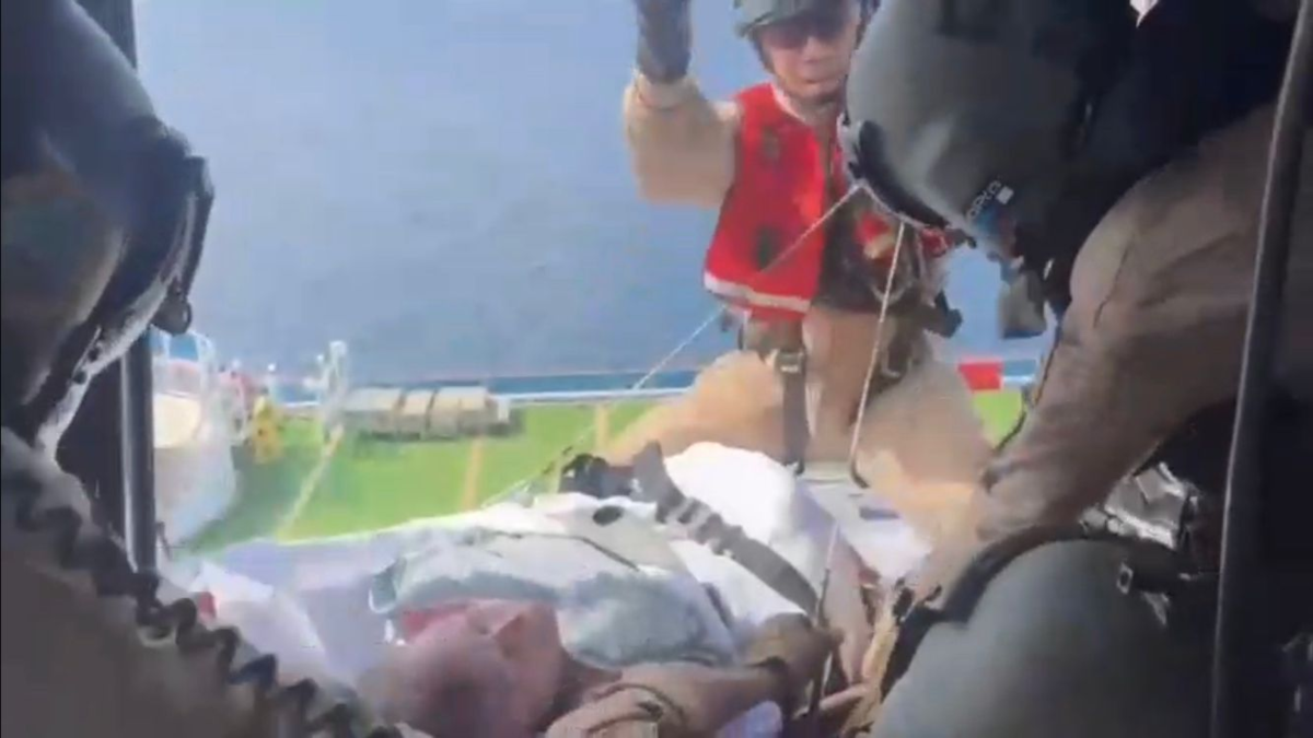 La milimétrica operación de la Armada Nacional para rescatar en altamar a una adulta mayor con ataque cardíaco a bordo de un crucero: Video de rescate