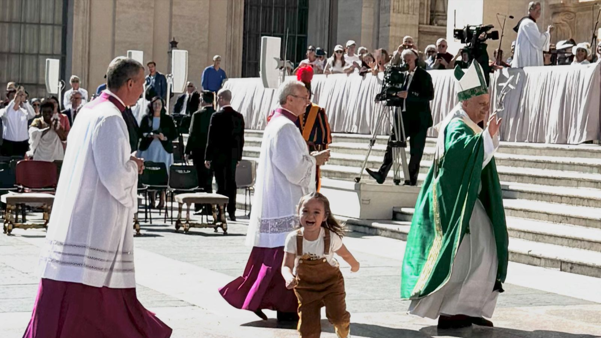 Sara, la niña colombiana que pasó la seguridad del Vaticano para cumplir su sueño de recibir la bendición del papa León XIV