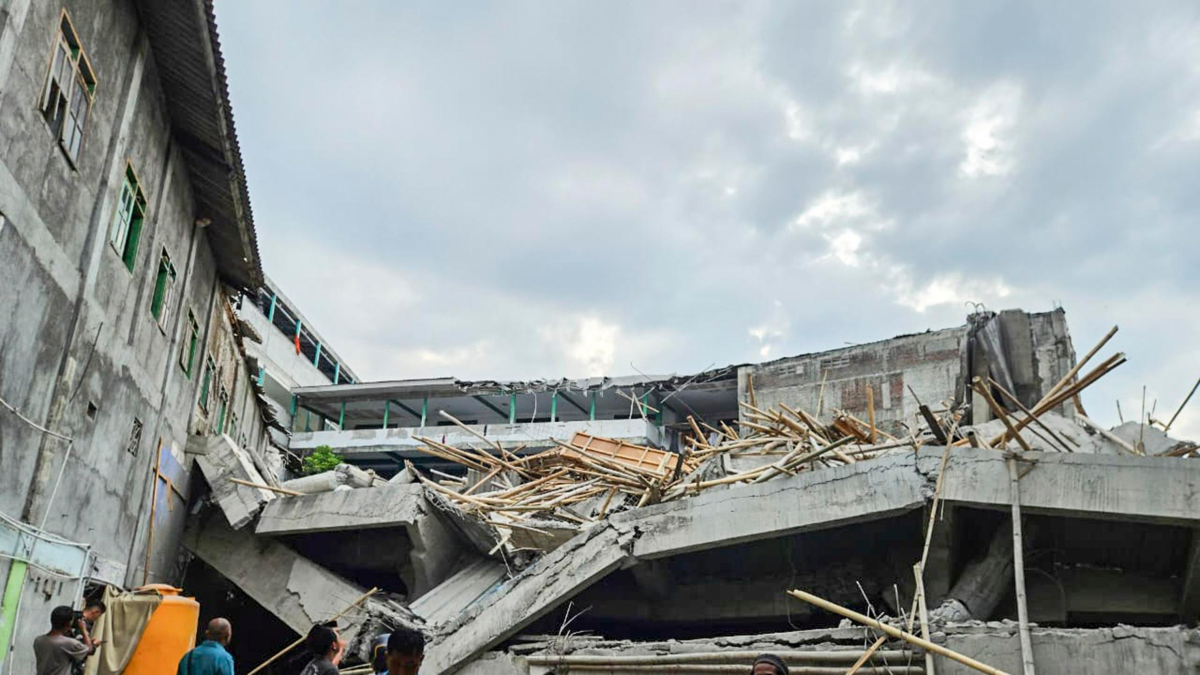 Derrumbe de escuela en Indonesia deja 3 muertos y más de 35 desaparecidos en los escombros: cientos de alumnos estaban orando cuando se cayó el techo