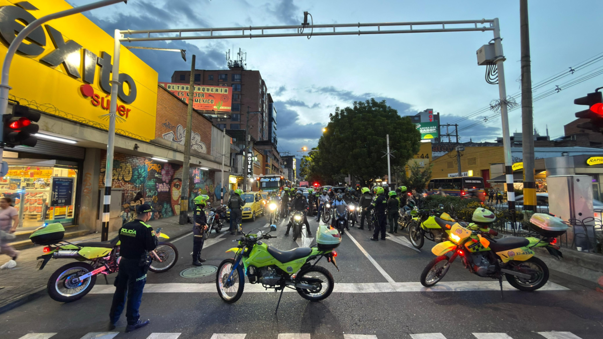 Megaoperativo de seguridad en Medellín: 400 registros a personas y 383 verificaciones a motocicletas y seis capturas en dos comunas