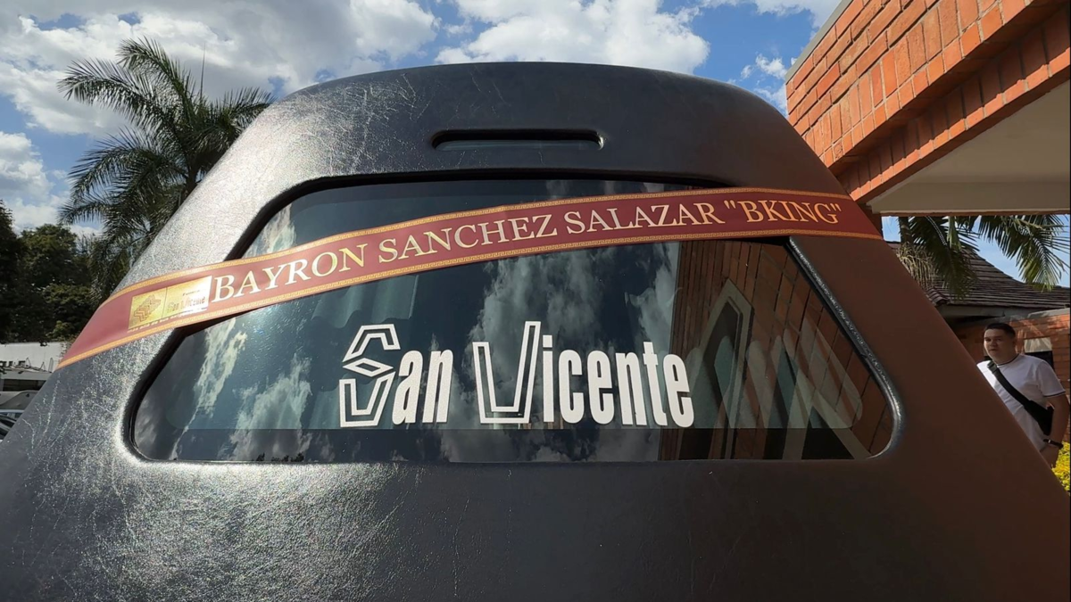 Fotos | B-King, artista paisa asesinado en México, fue despedido en Medellín por sus familiares y amigos; esto fue lo que dijo su hermana tras funeral