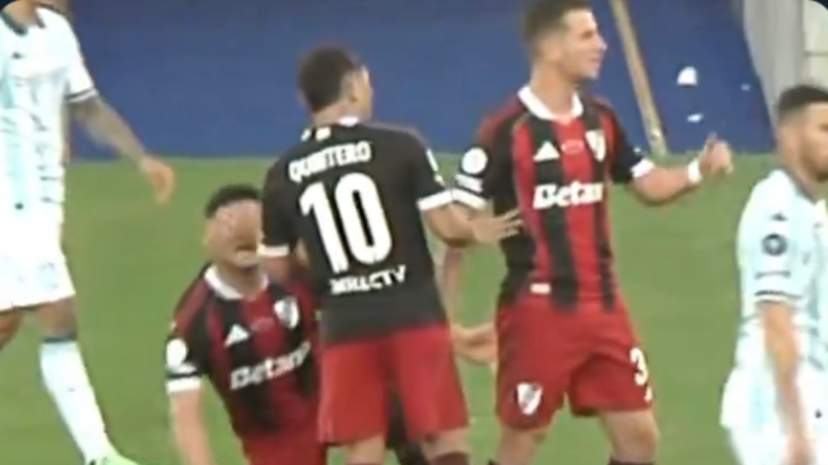 Juan Fernando Quintero tuvo acalorado cruce con su compañero Maxi Salas en triunfo de River Plate: video