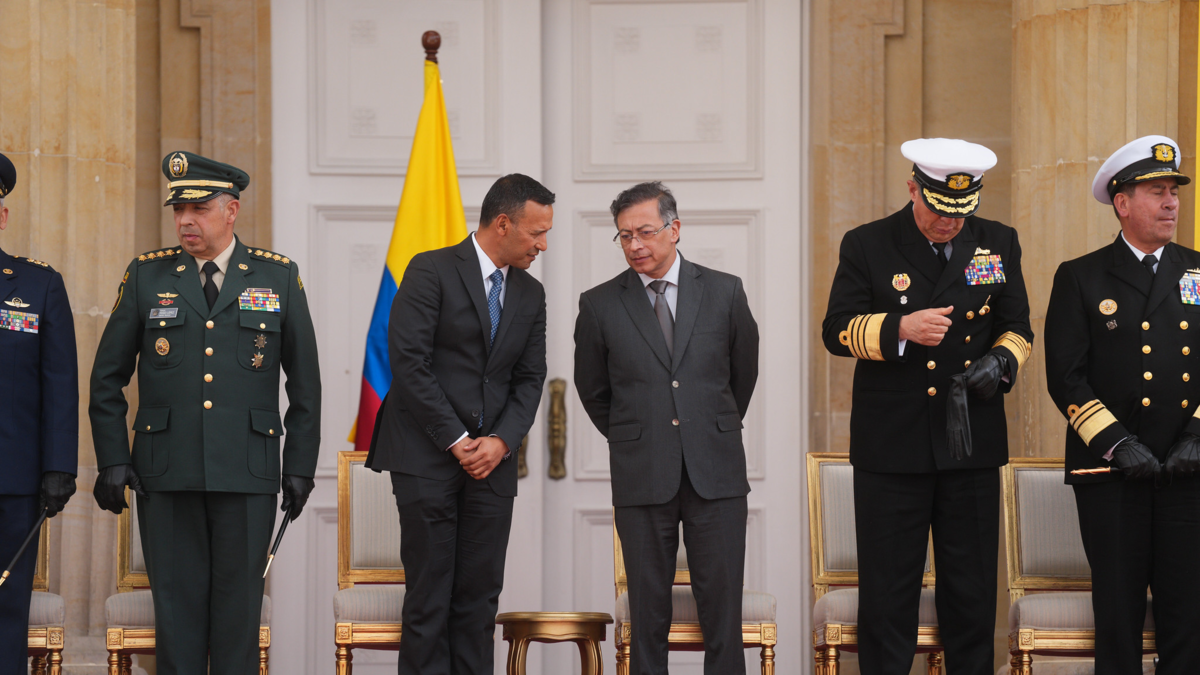 Presidente Petro dice que EE. UU. retiró 150 armas que estaban en comodato en Colombia para custodiar la Casa de Nariño