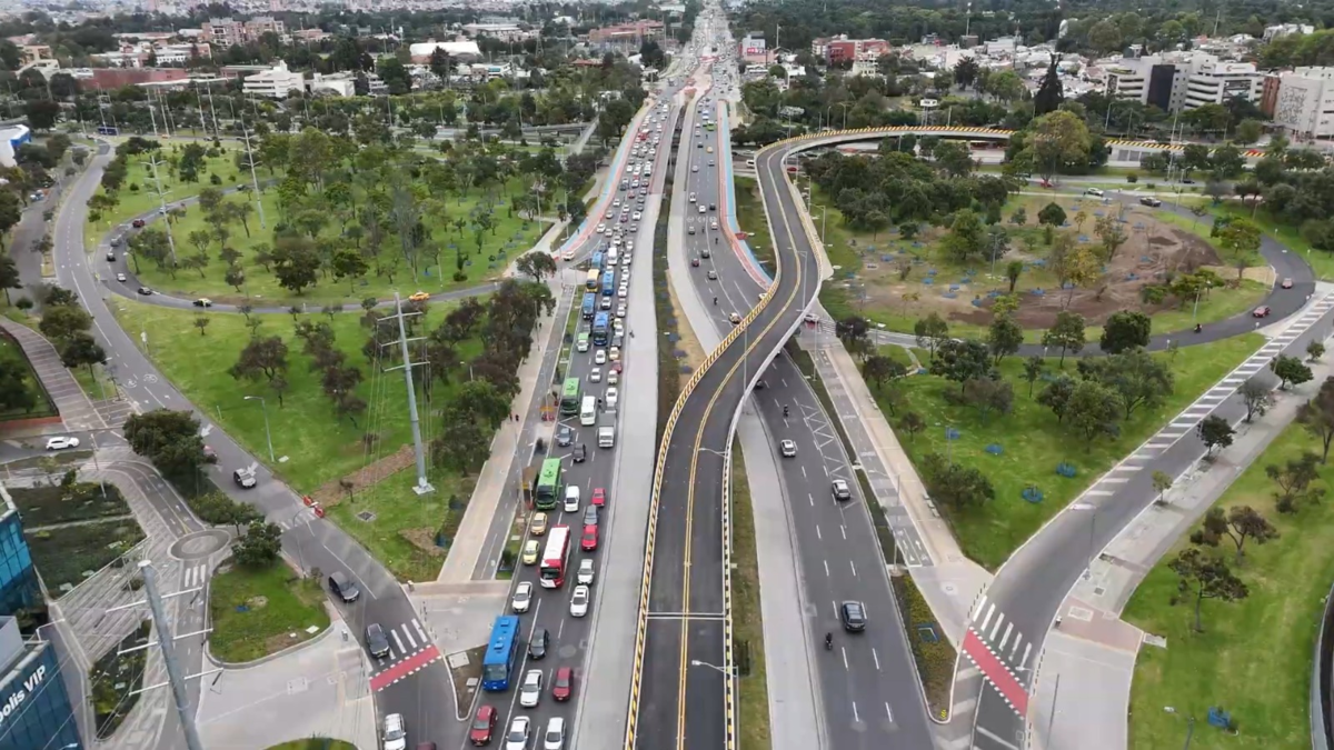 El puente curvo de la avenida 68 con calle 26 en Bogotá está listo y en un mes será entregado