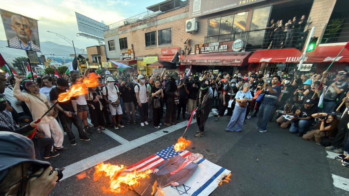 Cierres viales y quema de banderas: así avanza la protesta pro-Palestina en Medellín