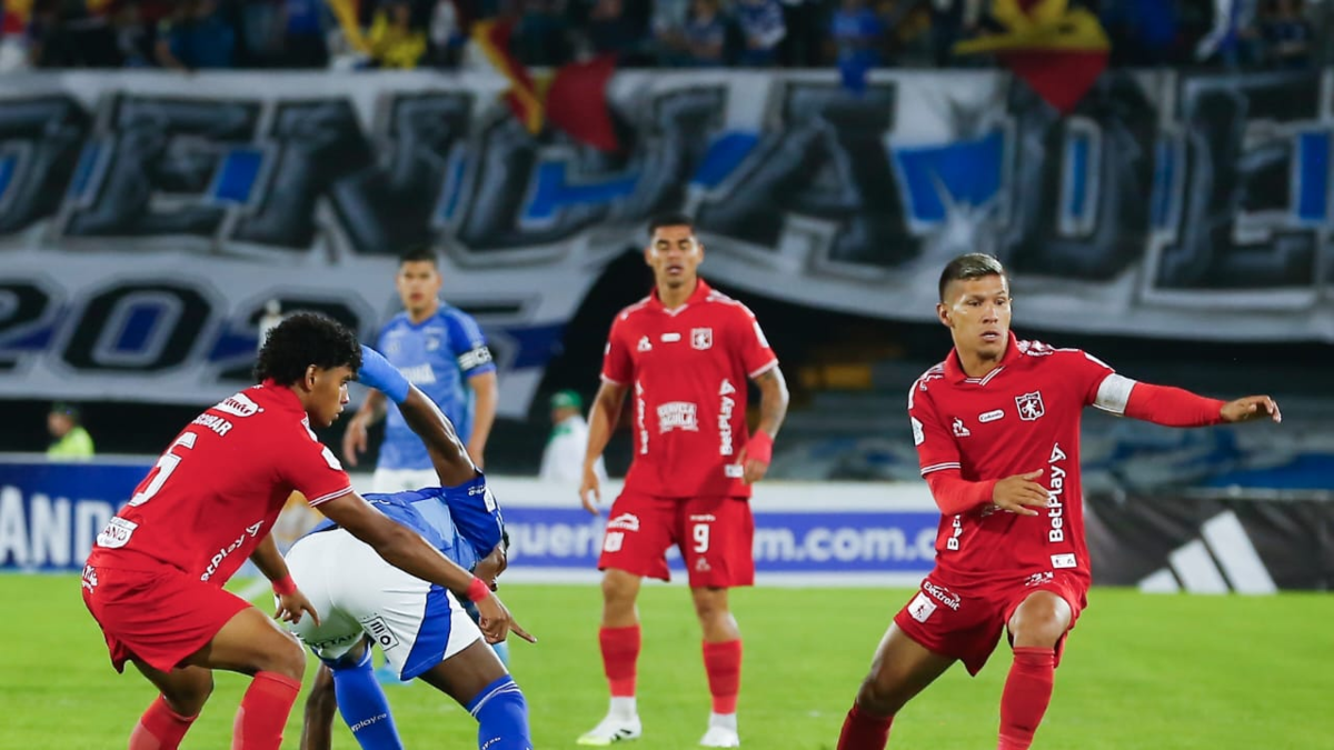 Polémica en El Campín en el juego Millonarios vs. América: el VAR echó para atrás dos penaltis, uno para cada equipo, ¿acertó?