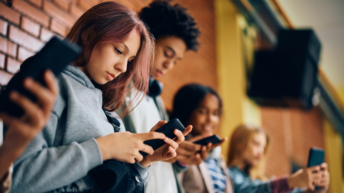 Alerta en WhatsApp: están agregando a niños a grupos con contenido ilegal, preocupación en Colombia