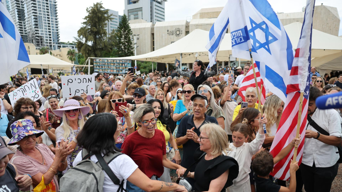 Israel anuncia que logró identificar los cadáveres de cuatro rehenes israelíes liberados por Hamás: aún permanecen 24 cuerpos en la Franja de Gaza