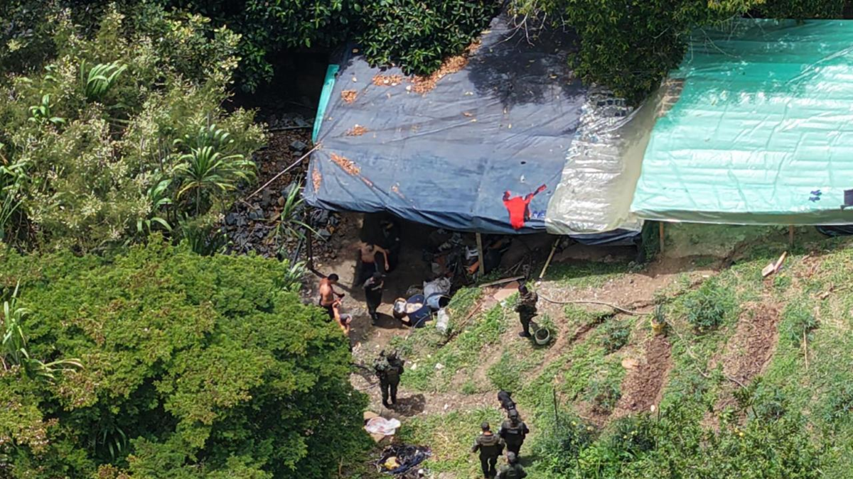 El campamento donde escarbaban la tierra en busca de oro en zona rural de Antioquia: este fue el operativo de capturas y protección del medioambiente